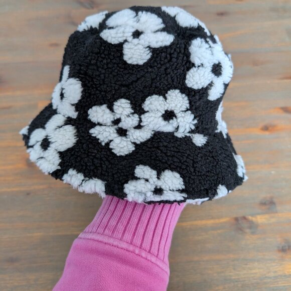 Furry bucket hat - Picture 2 of 4